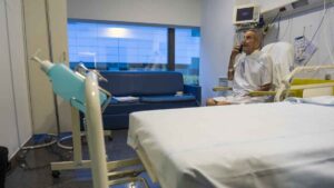 Trabajador de Manresa hospitalizado tras un infarto y despedido por su empresa
