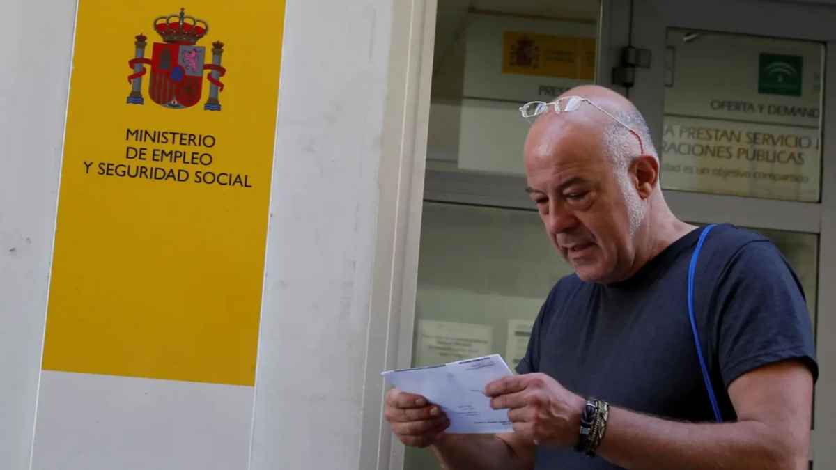 Hombre frente al Ministerio de Empleo tras sentencia del TSJ de Cataluña por devolución de paro