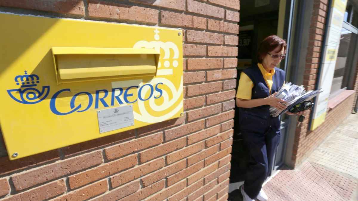 Trabajadora de Correos despedida tras acumular contratos temporales