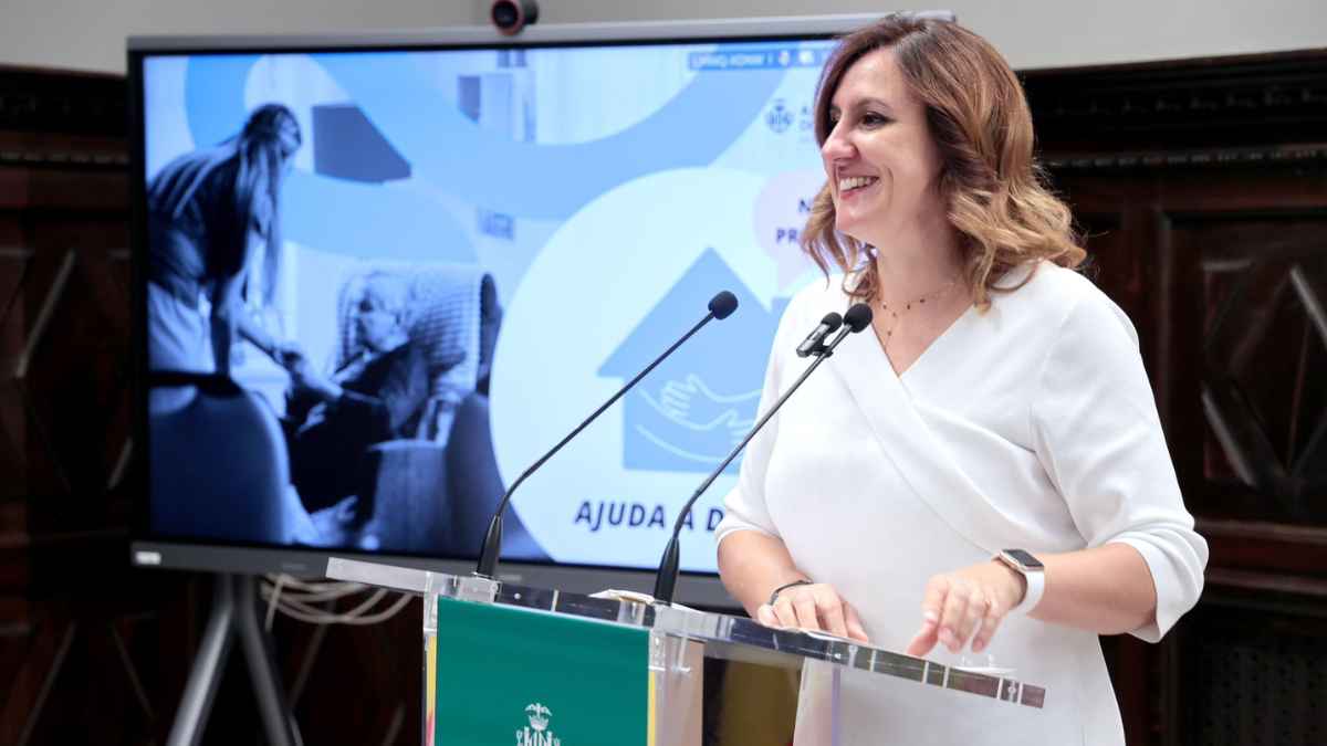 Valencia presenta el nuevo servicio de ayuda a domicilio gratuito con más trabajadores y recursos