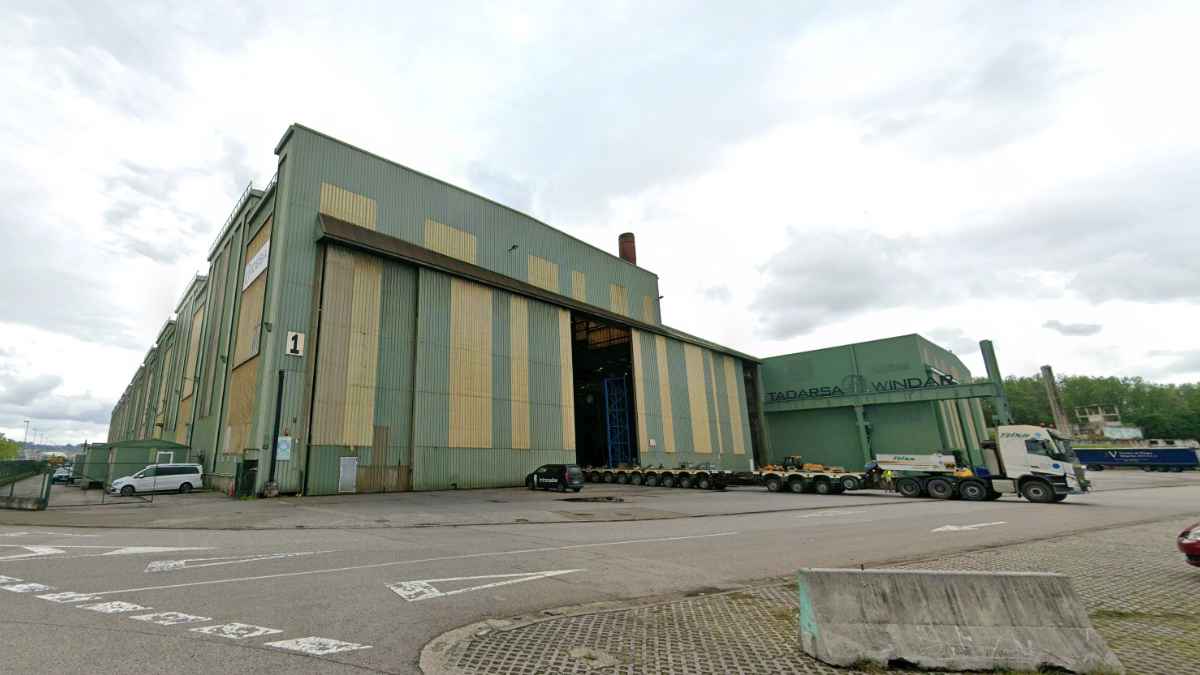Nave industrial de Windar en Avilés tras el anuncio de despidos masivos