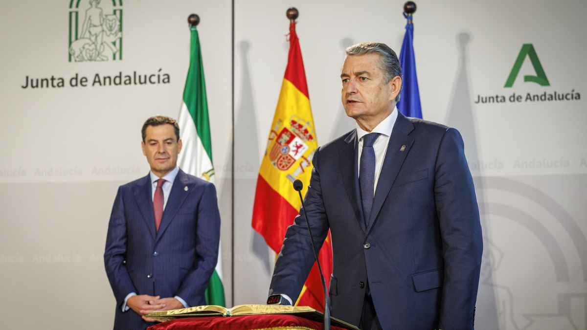 Autoridades de la Junta de Andalucía durante un acto institucional tras la congelación salarial de los funcionarios por la crisis de los cribados.