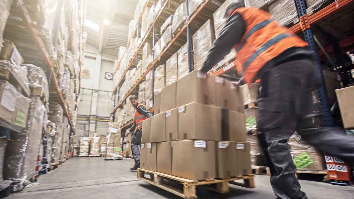 Mozo de almacén trabajando en el centro logístico de Adecco en Valdemoro durante la campaña de Black Friday y Navidad.