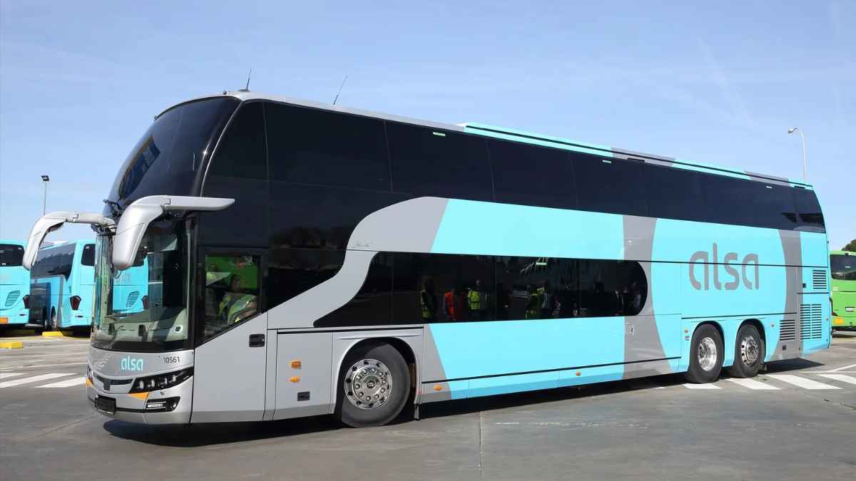 Autobús de ALSA junto al anuncio de nuevas ofertas de trabajo con sueldos entre 750 y 2.400 euros