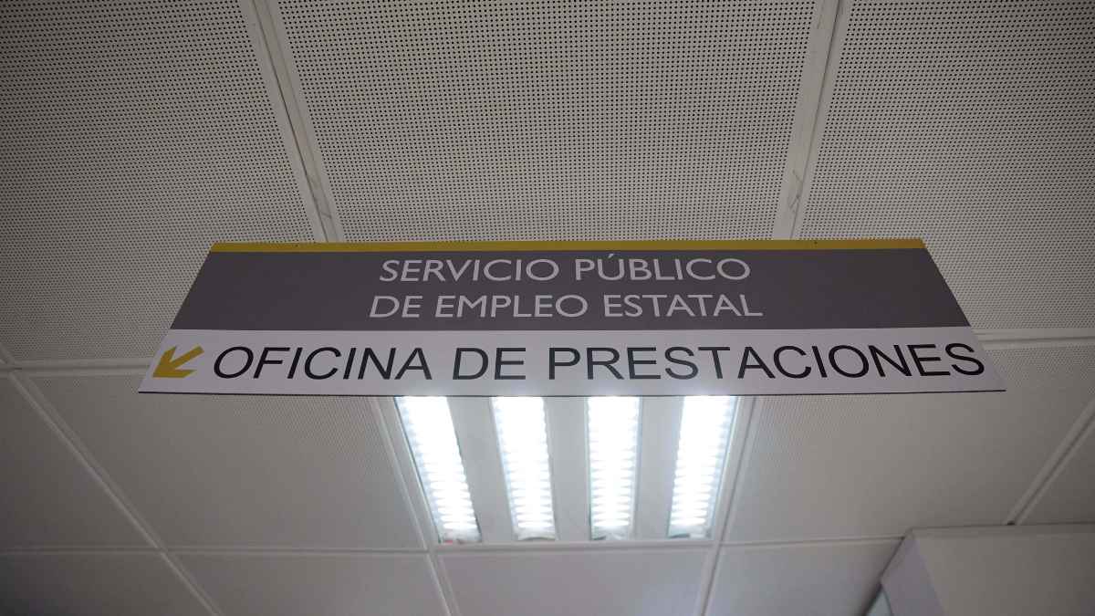 Cartel del Servicio Público de Empleo Estatal SEPE en una oficina de prestaciones