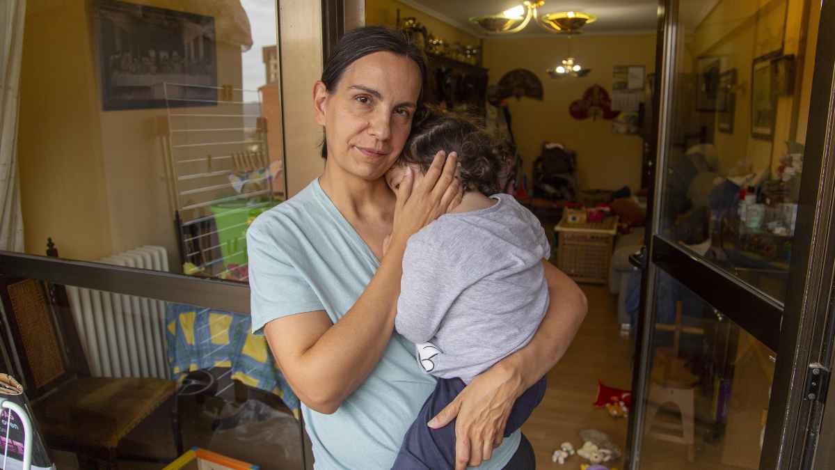 Madre soltera con su hijo beneficiaria de ayudas del SEPE y la Seguridad Social en 2025