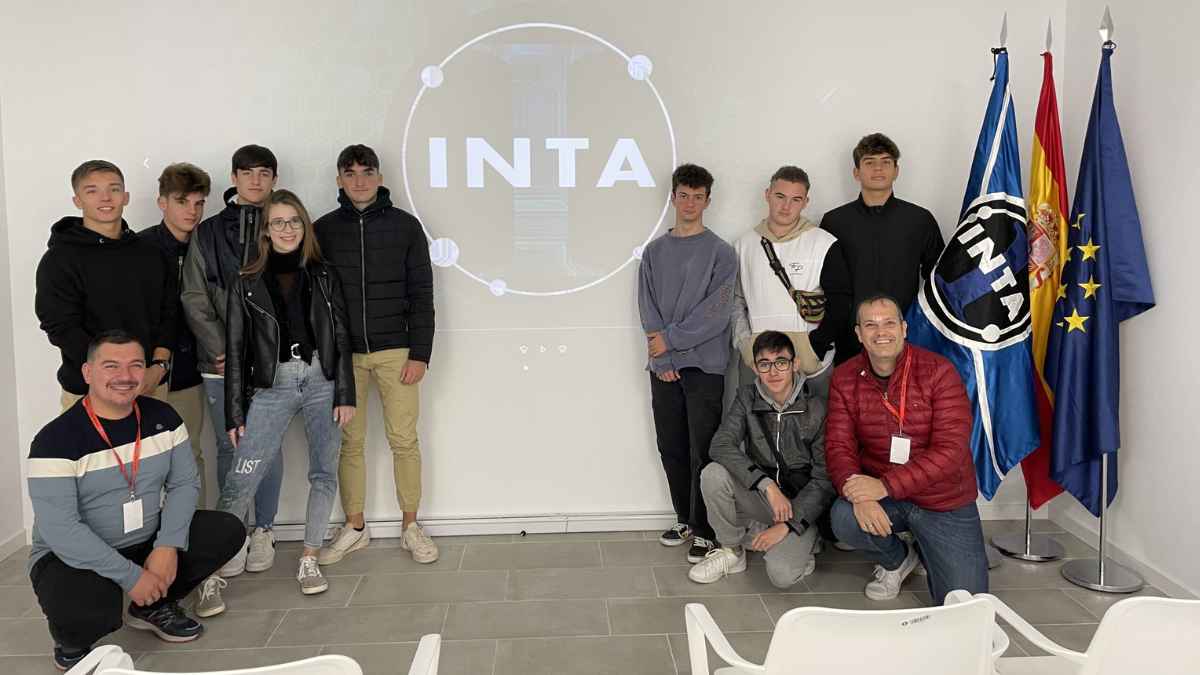 Jóvenes recién graduados visitan el INTA por las nuevas becas de formación 2025
