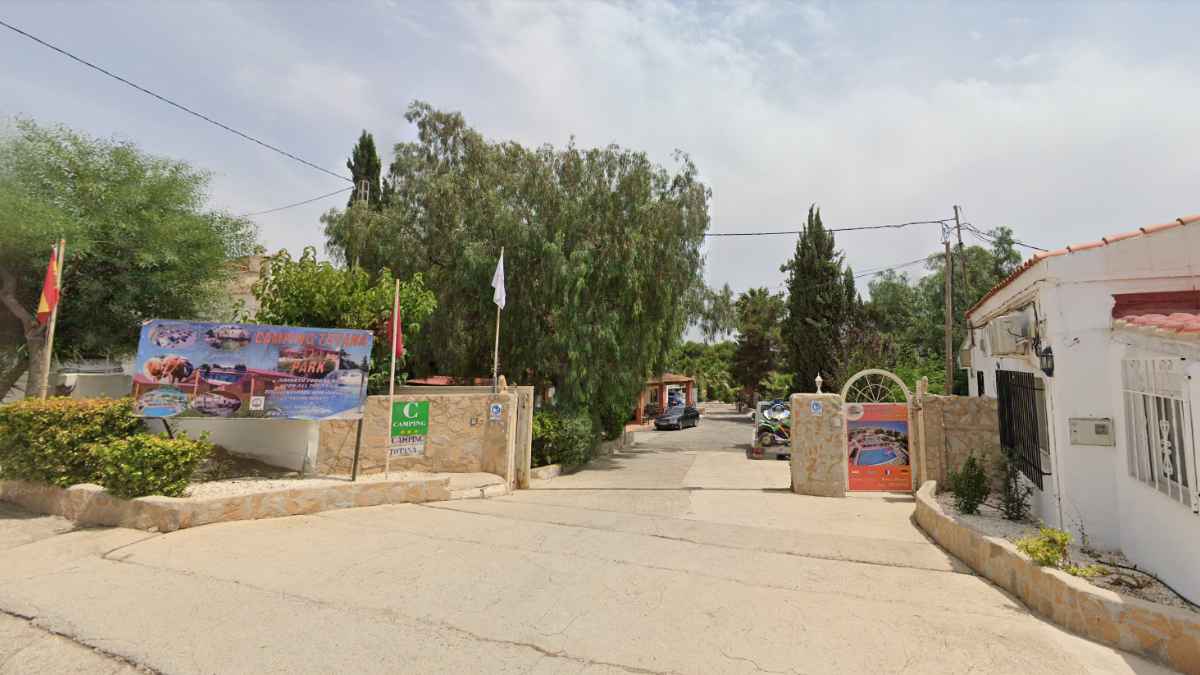 Entrada principal del Camping Totana en Murcia
