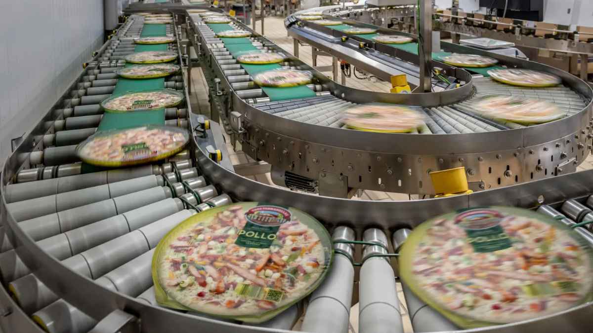 Línea de producción de pizzas en Casa Tarradellas
