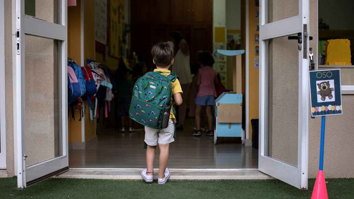 Niño de 4 años entrando al colegio en València para ilustrar las ayudas del Cheque escolar y la Beca comedor 2025/26