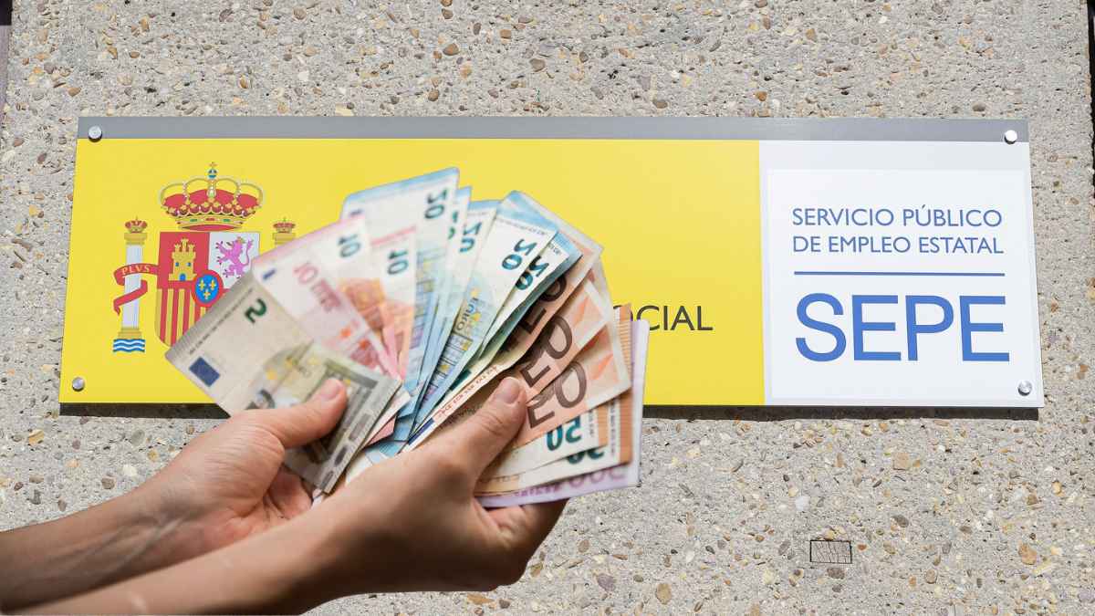 Persona sostiene billetes frente a oficina del SEPE para cobrar el paro de golpe
