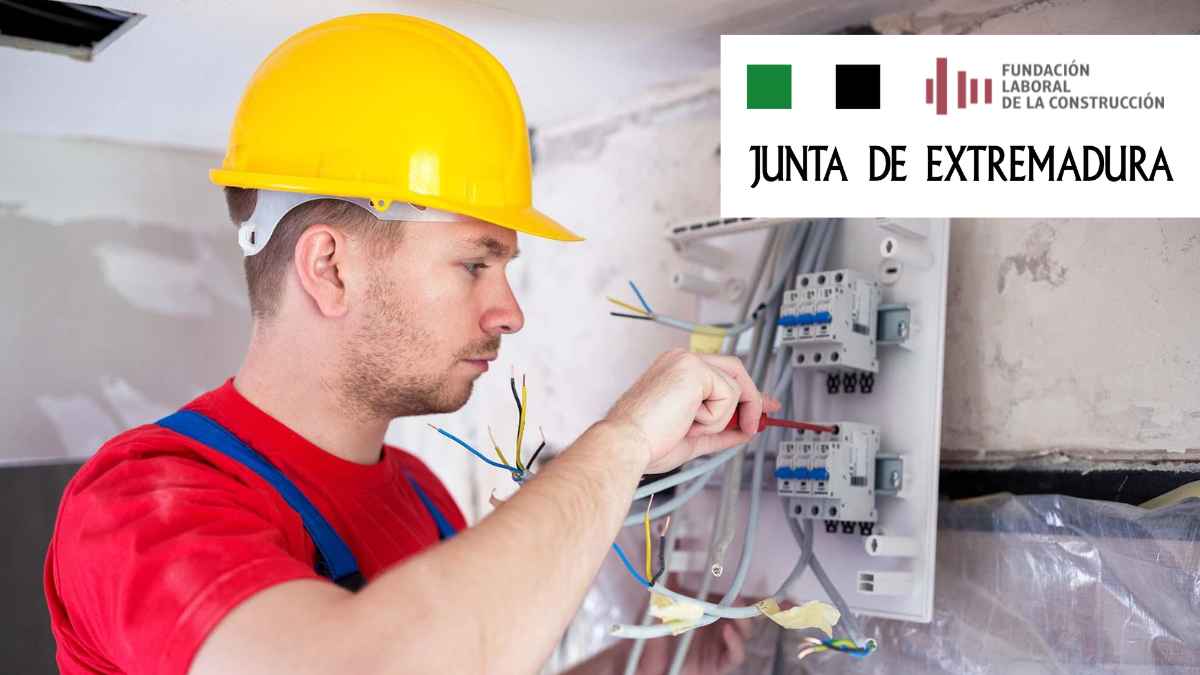Electricista realizando montajes eléctricos en curso gratuito de la Fundación Laboral en Mérida