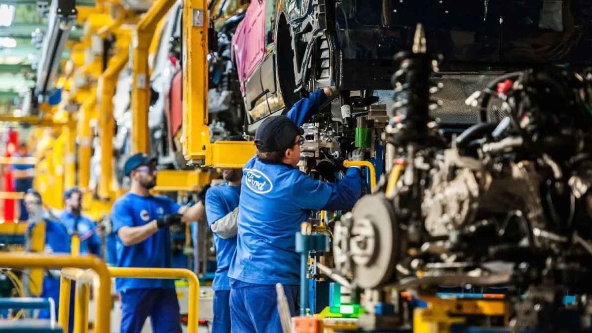 Operarios de producción trabajando en línea de montaje del sector automoción en Almussafes y Picassent.