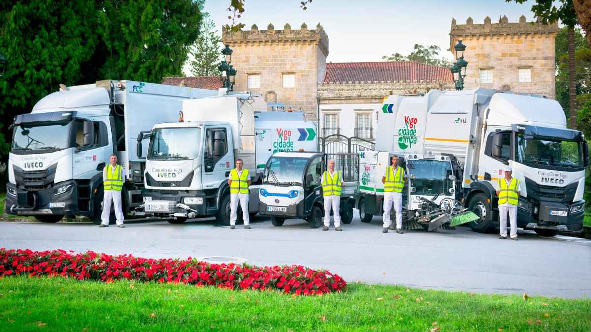 Personal de FCC junto a camiones de limpieza urbana en Vigo durante el servicio municipal de recogida de residuos