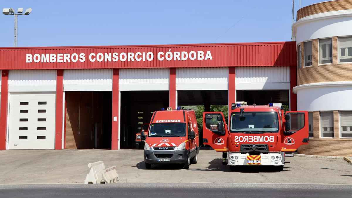 Parque del Consorcio Provincial de Bomberos de Córdoba con vehículos en la entrada