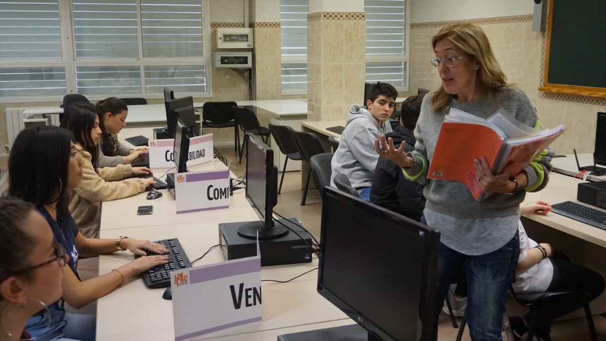 FP grado medio gestión administrativa Galicia alumnos clase contabilidad ventas