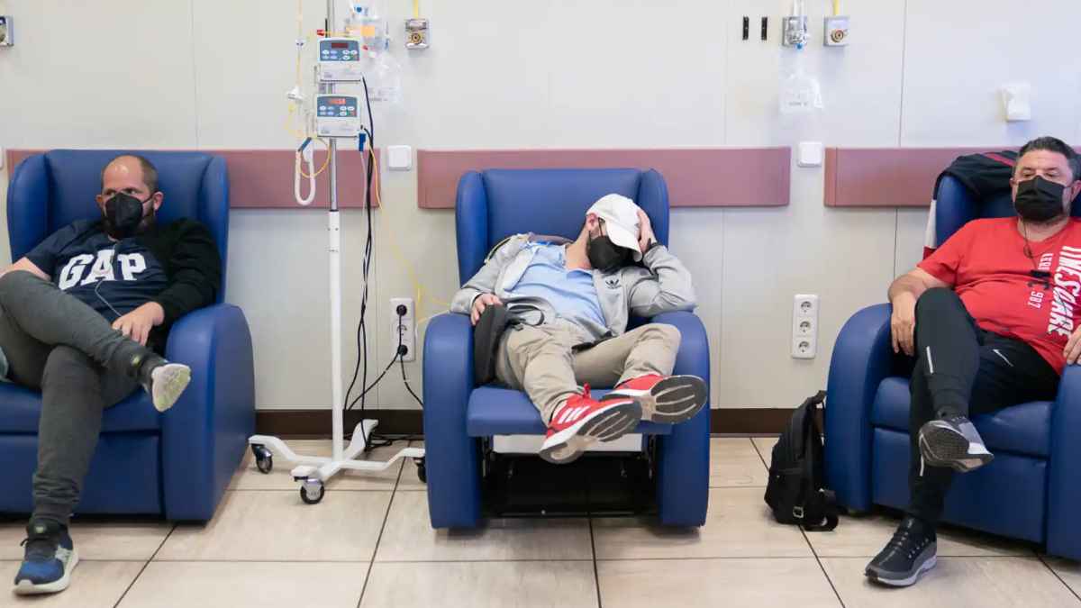 Pacientes con cáncer recibiendo tratamiento en hospital