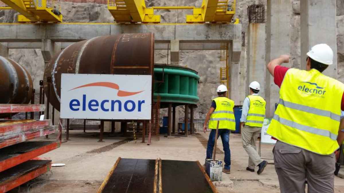 Trabajadores de Grupo Elecnor en obra industrial, ofertas de empleo con contratos estables en varias provincias españolas.