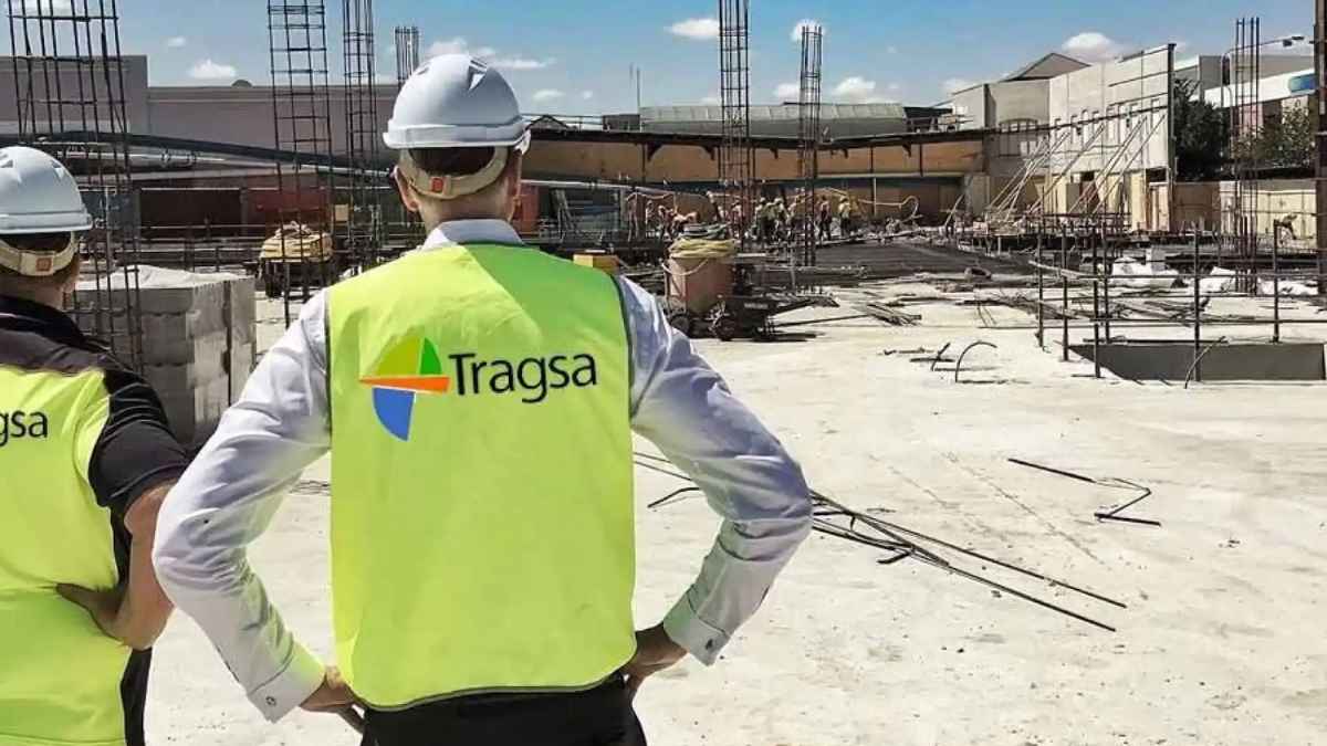 Personal de Grupo Tragsa supervisando obras durante la apertura de la nueva bolsa de empleo con 127 procesos de selección