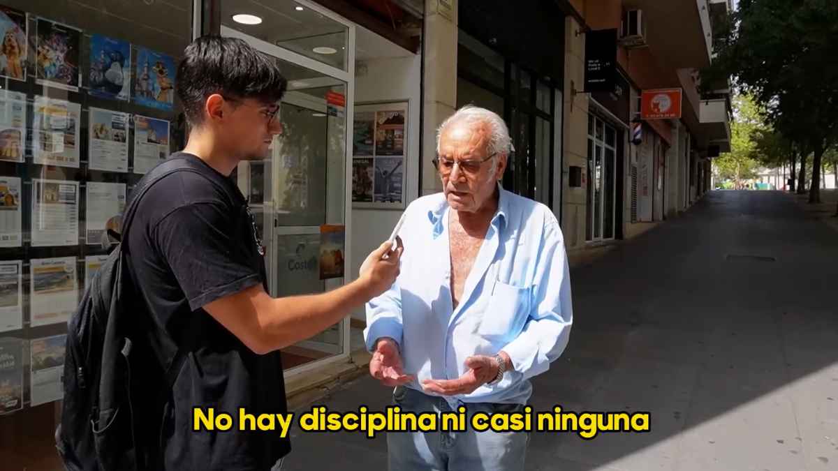 Jubilado mayor de 80 años opina sobre la juventud actual durante una entrevista callejera