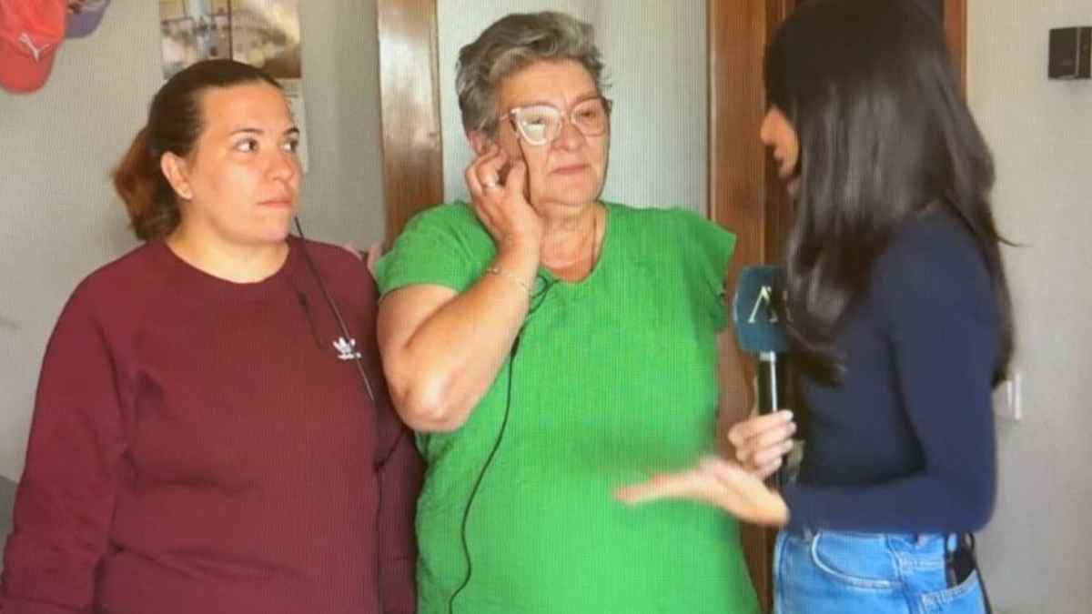 Abuela jubilada junto a su hija durante una entrevista sobre cómo viven con una pensión de 1.100 euros al mes.