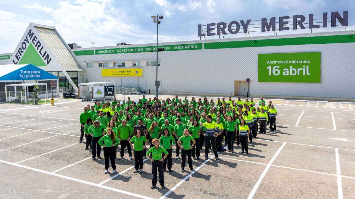 Empleados de Leroy Merlin frente a una tienda tras nuevas ofertas de empleo en almacén, ventas y administración