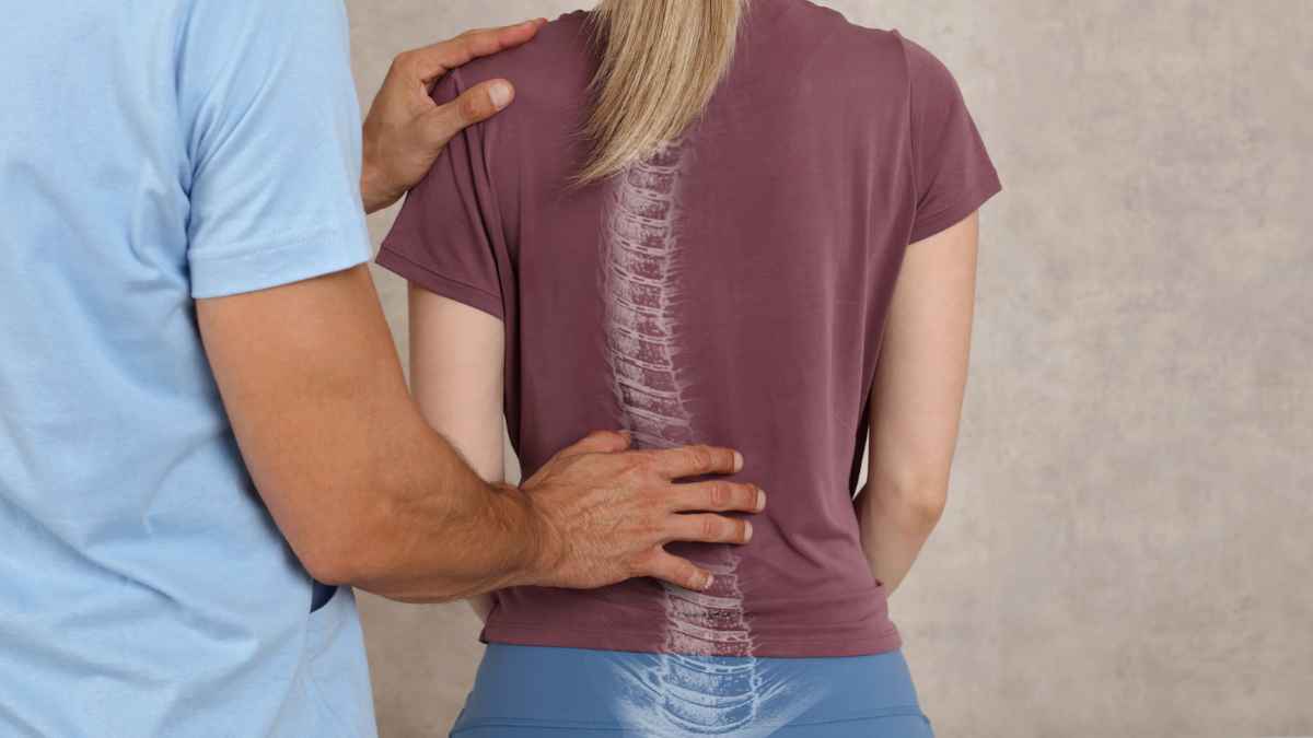 Mujer con dolor de espalda revisada por un profesional médico, símbolo del síndrome de espalda fallida