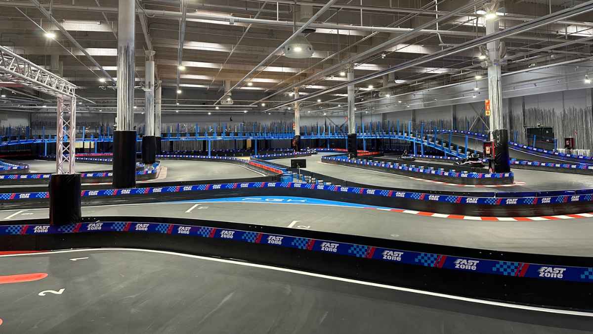 Karting indoor eléctrico del nuevo centro Mega Ozone Bowling Sevilla en Aleste Plaza