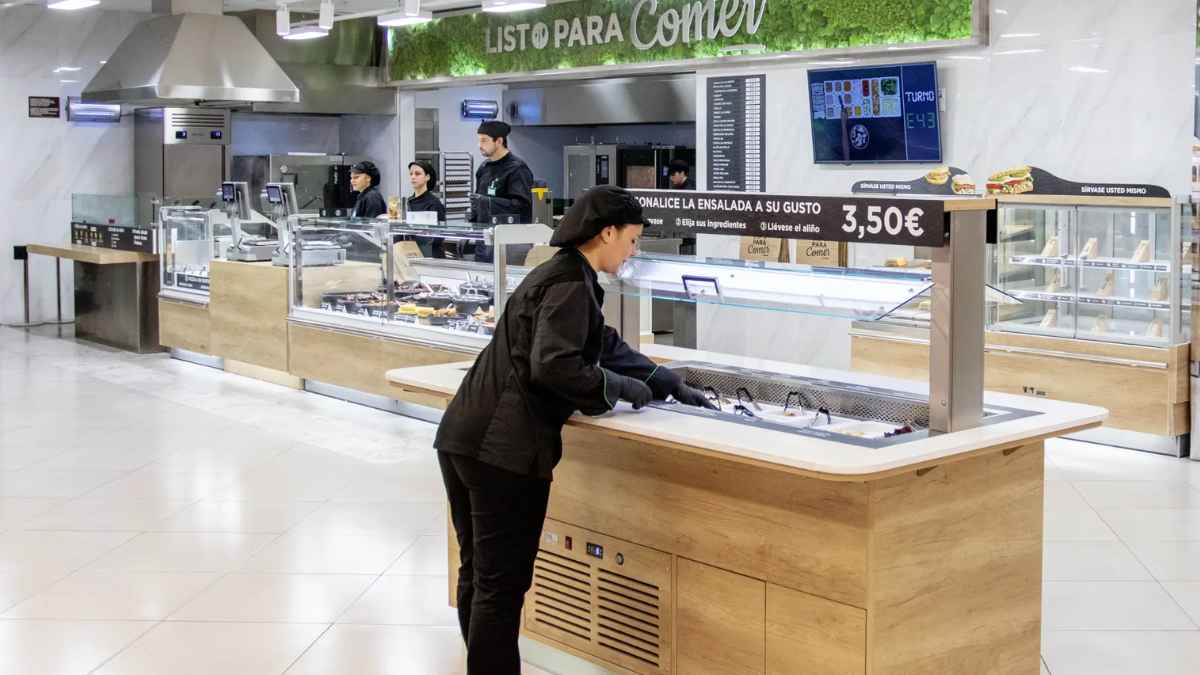 Empleados de Mercadona trabajando en la sección Listo para Comer de comidas para llevar