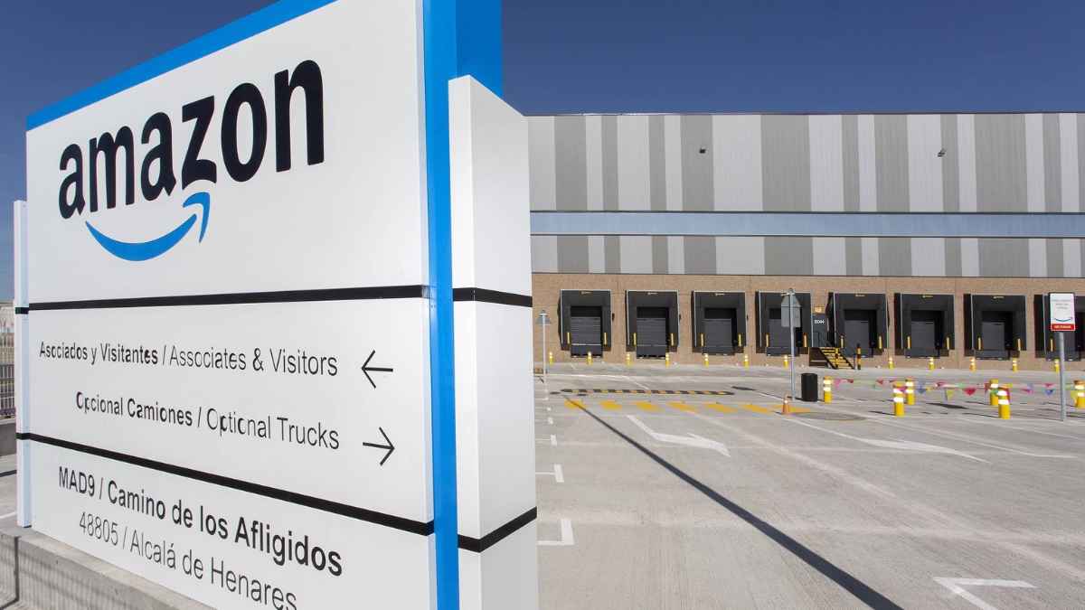 Centro logístico de Amazon en Madrid con ofertas de empleo para mozos de almacén y carretilleros