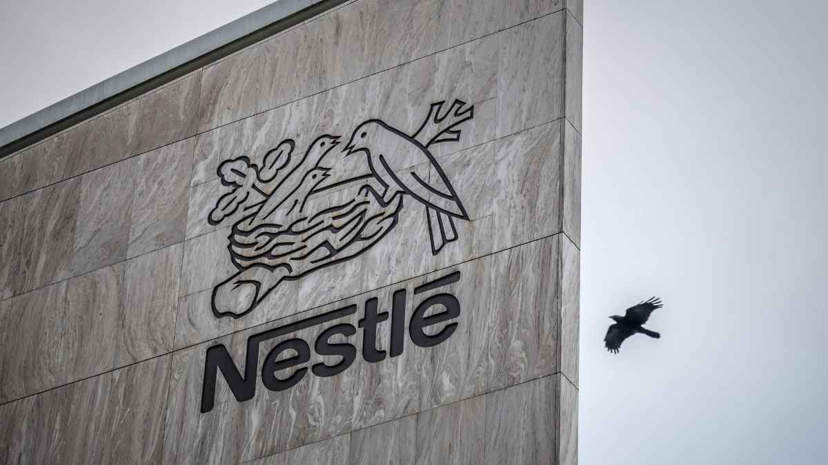 Logotipo de Nestlé en su sede central tras anunciar un plan de despidos de 16.000 empleados bajo la dirección de Pablo Isla.