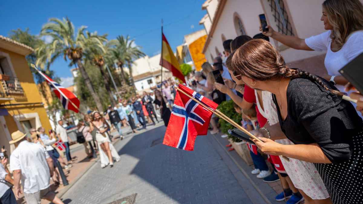 Españoles con banderas de Noruega y España por ofertas de empleo en Noruega a través del SEPE