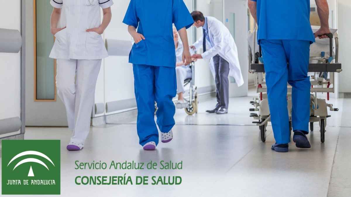 Profesionales sanitarios del Servicio Andaluz de Salud en hospital andaluz