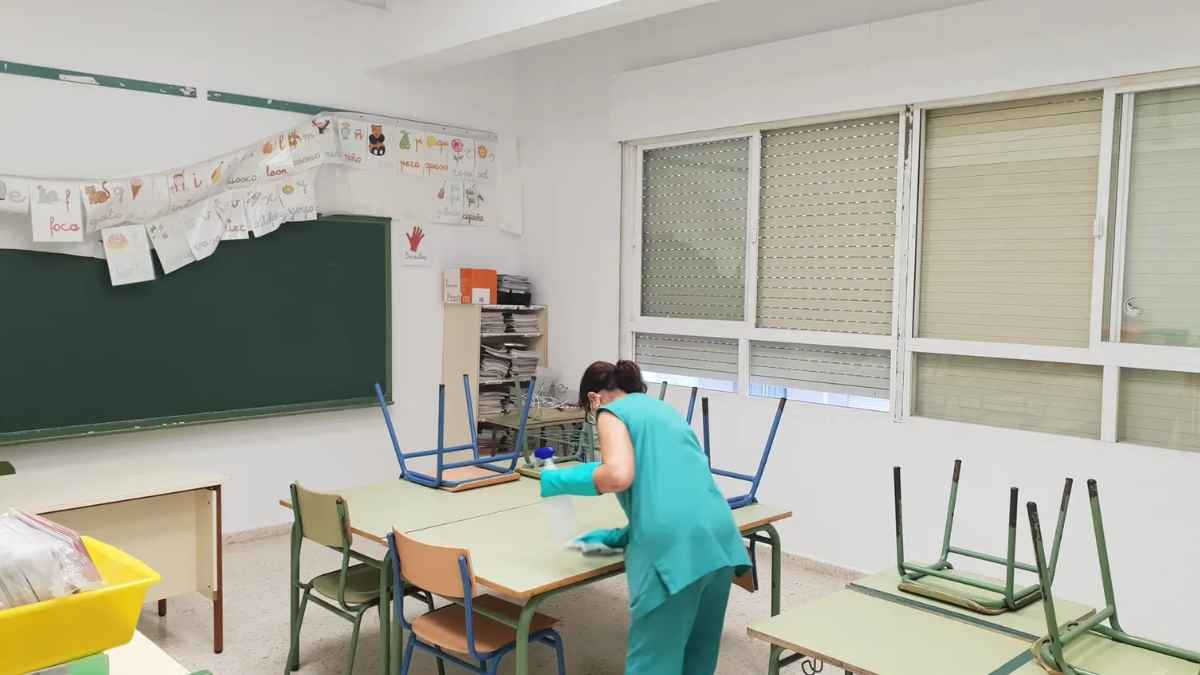 Persona limpiando un aula de colegio, ofertas del SEPE para limpieza y conserjes en centros educativos.