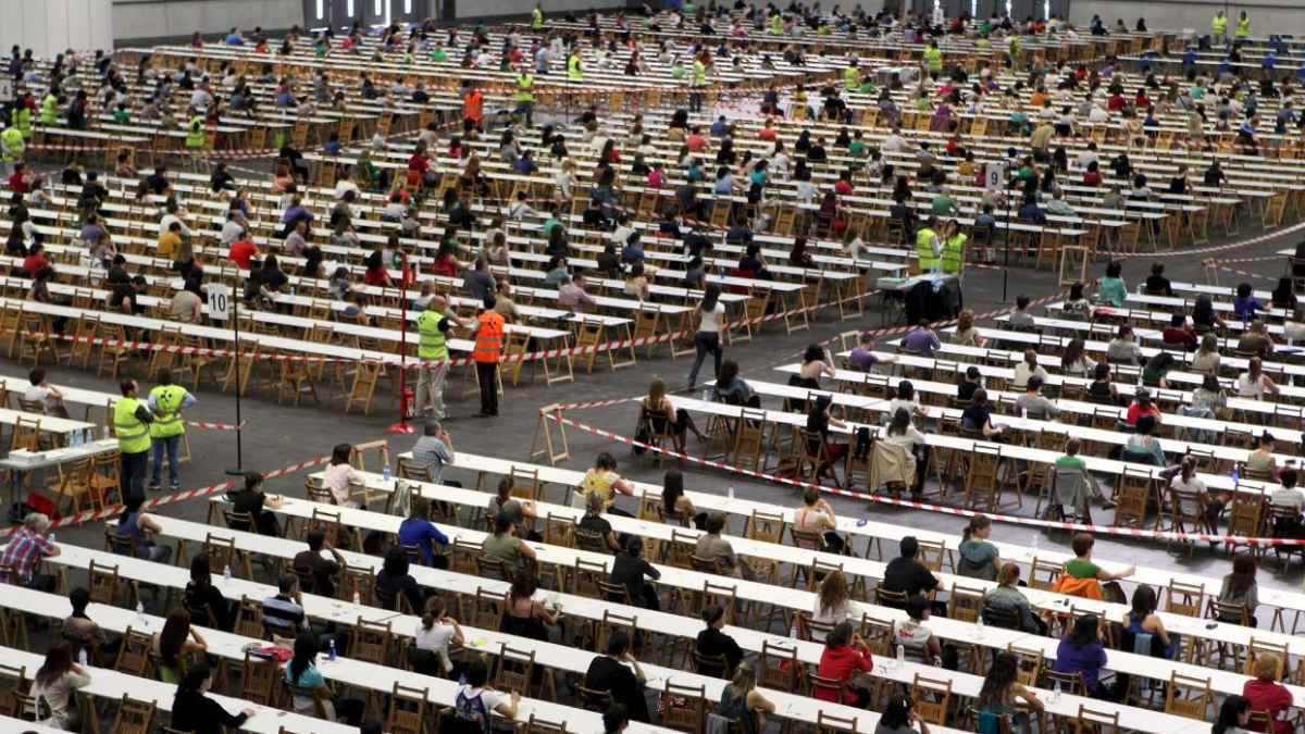 Opositores durante examen en Navarra para la OPE 2025 con 578 plazas públicas