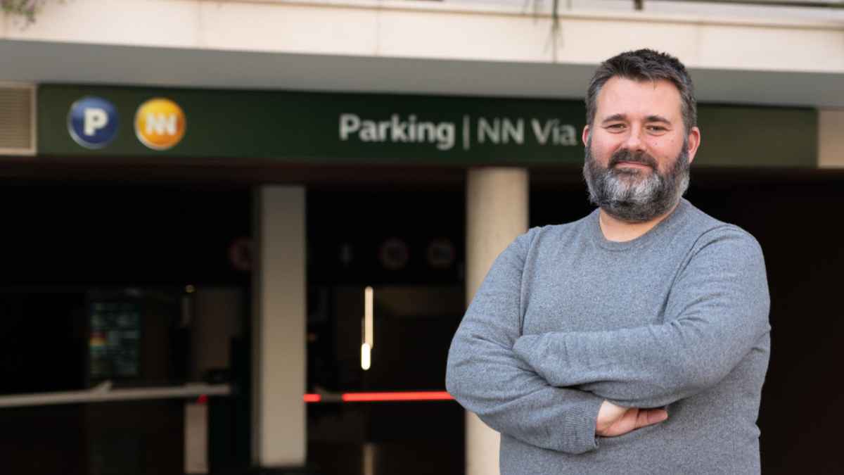 Empleado frente a la entrada de un parking en España para ilustrar ofertas de empleo en parkings y garajes