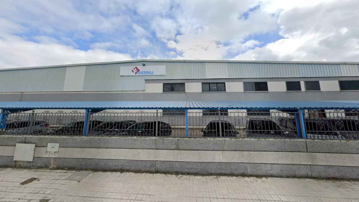 Fachada de la fábrica de Cascoball en Griñón, Madrid, donde se buscan operarios de producción sin experiencia.