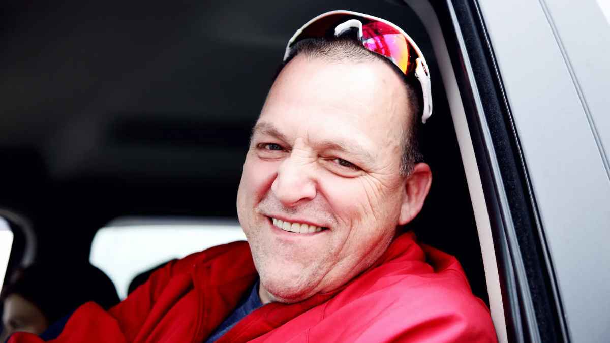 Hombre mayor de 45 años sonriente participante en el plan de empleo de la Comunidad de Madrid