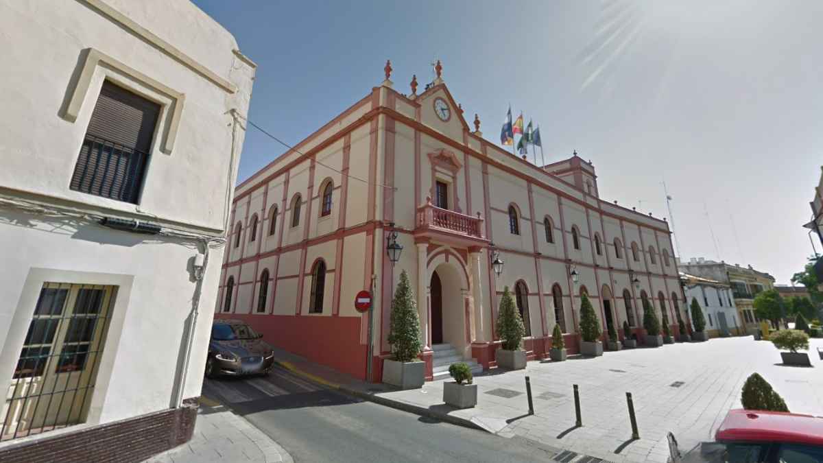 Fachada del Ayuntamiento de Alcalá de Guadaíra donde se convocan siete plazas fijas de administrativo C1.