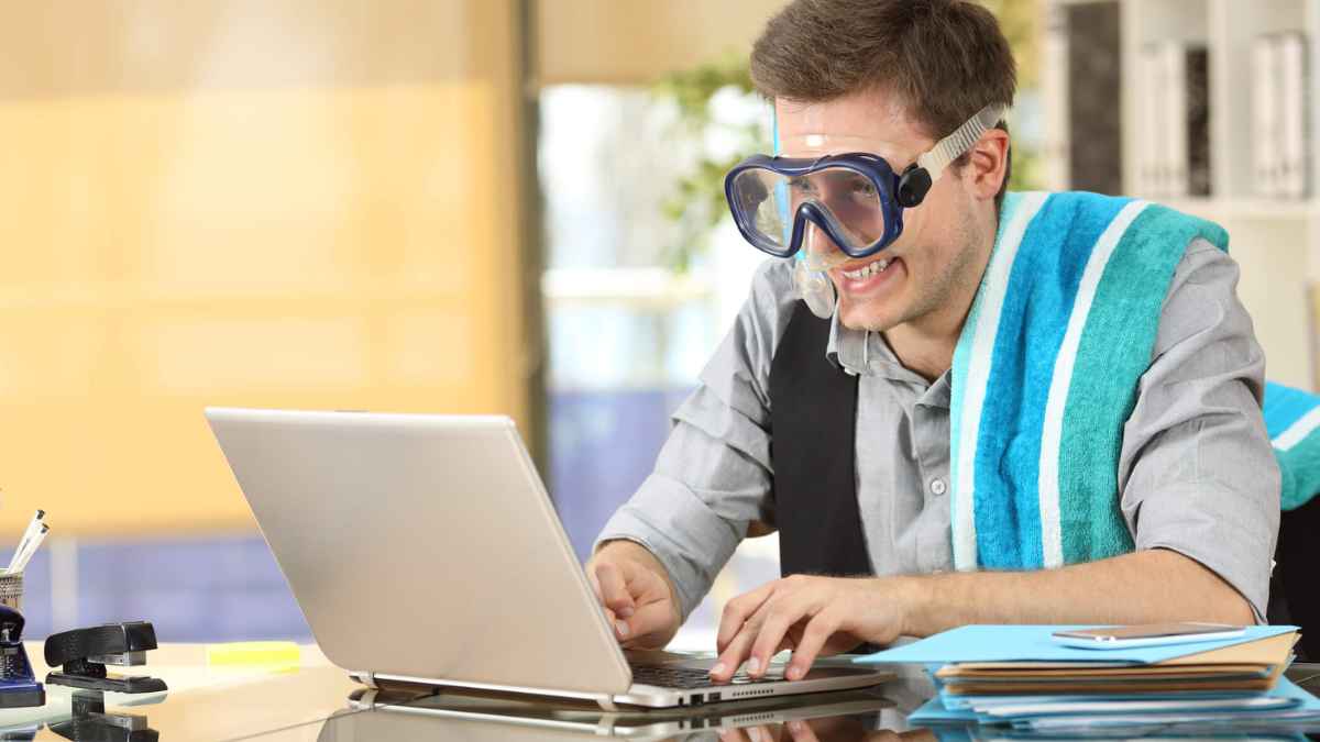 Hombre trabajando con portátil en vacaciones símbolo de productividad tóxica