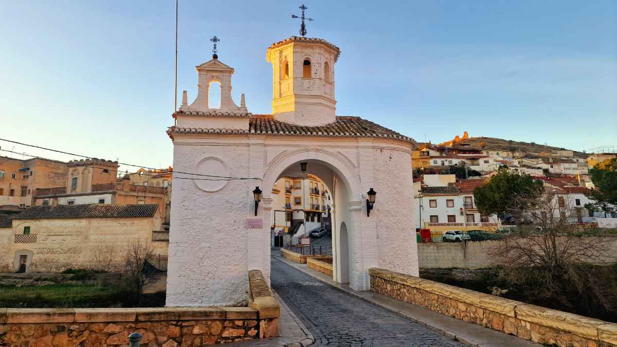Puente y arco de entrada a Pinos Puente, el pueblo de Granada que ofrece trabajo con casa gratis y sueldo de 1.548 euros