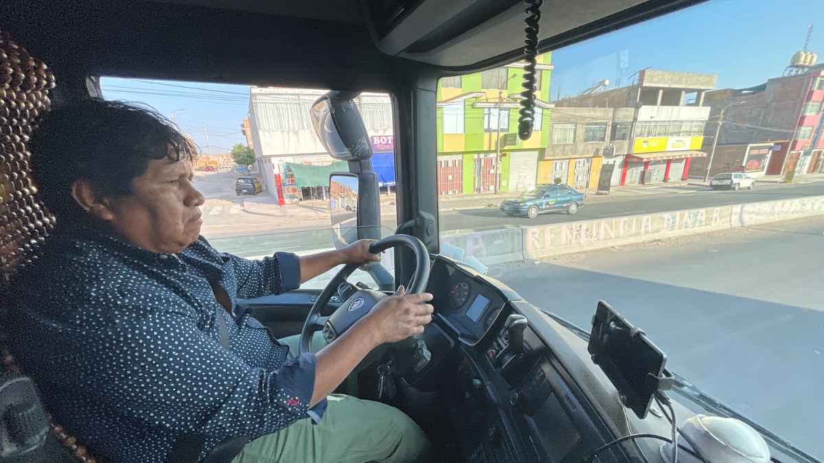 Latinoamericano conduciendo camión