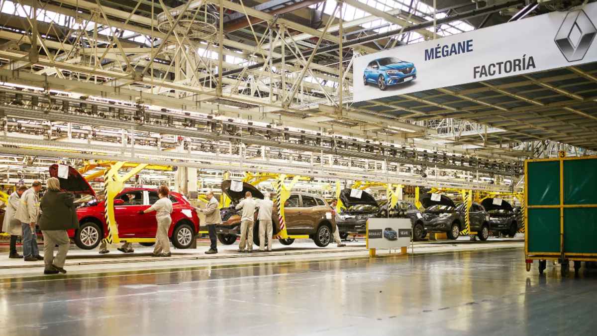 Trabajadores en la fábrica de Renault durante la producción de vehículos antes del plan Arrow de recortes de empleo