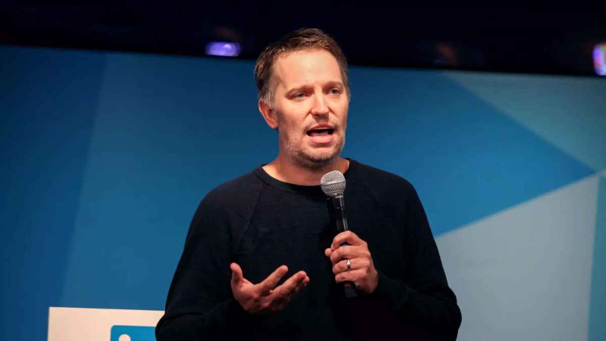 Ryan Roslansky, CEO de LinkedIn, durante una conferencia sobre el futuro del trabajo y la inteligencia artificial.