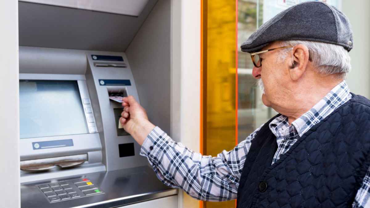 Jubilado saca dinero del cajero tras la subida de pensión de la Seguridad Social