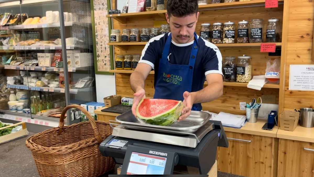 Trabajador autónomo pesando fruta en una tienda local