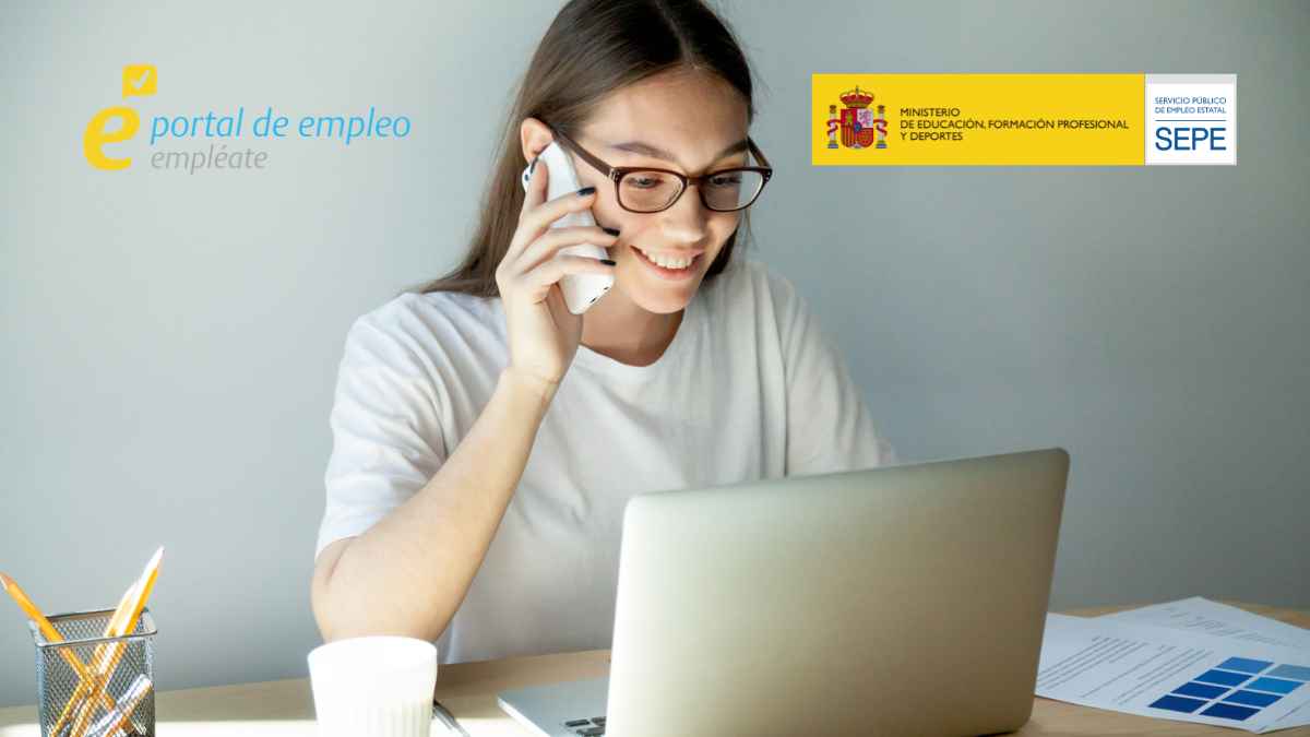 Mujer trabajando desde casa con ordenador portátil para ofertas de empleo SEPE en el portal Empléate