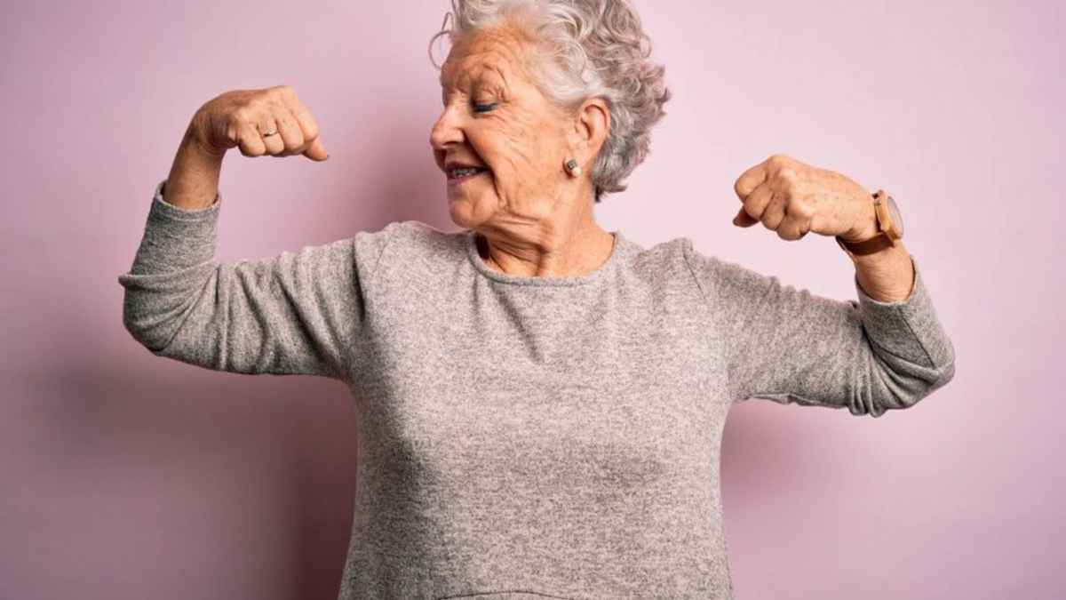 Mujer mayor sonriente mostrando fuerza, simbolizando el subsidio indefinido del SEPE para mayores de 60 años.