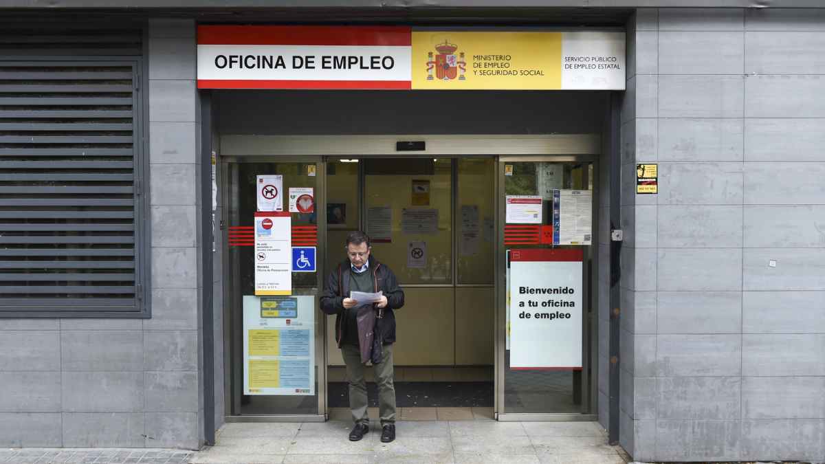 Entrada de una oficina del SEPE relacionada con el subsidio para mayores de 52 años