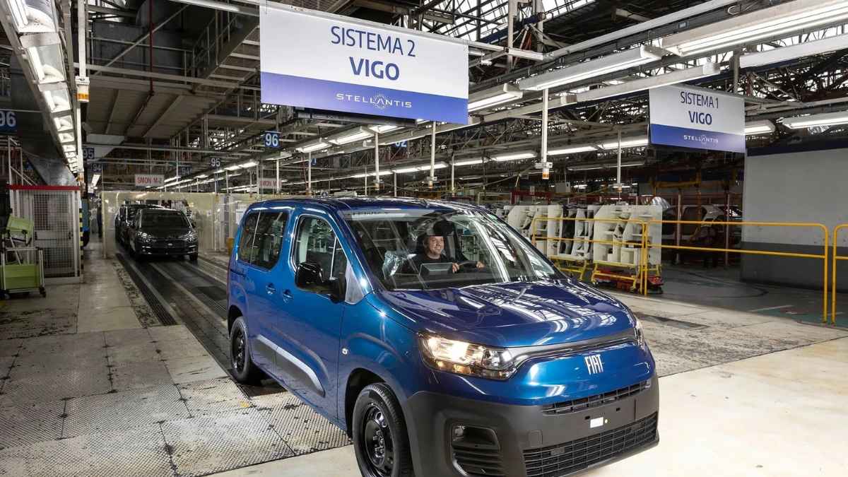 Línea de producción de Stellantis en Vigo con vehículos ensamblados y oferta de empleo para operarios